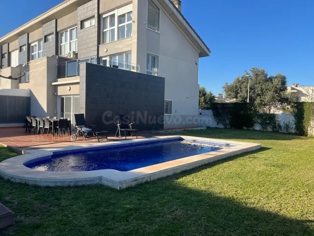 Chalet adosado en esquina con piscina y jardín privado frent - foto 3
