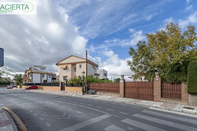 Gran casa con parcela y piscina en Cájar — 35