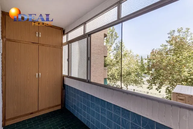 Piso con plaza de garaje cerrada junto a La Inmaculada, frente al río Genil. — 12