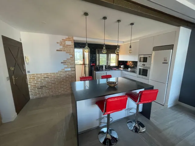 Alquiler todo el año, Apart. 1 dorm. de 90 m2, salón amplio y cocina con isla, reformado, vistas mar — 23
