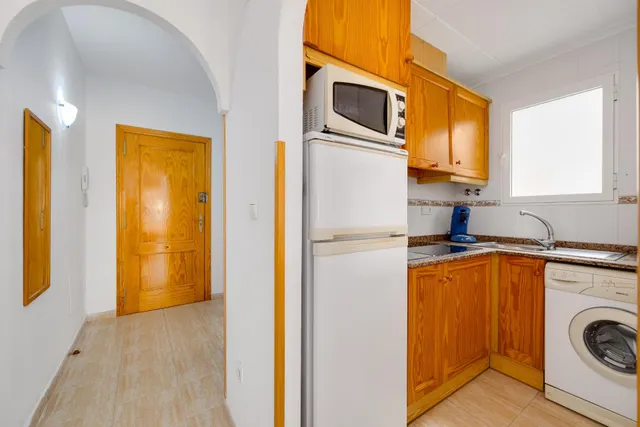 Apartamento de 2 dormitorios con piscina comunitaria en Torrevieja — 12