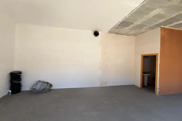 Local comercial en Deltebre de 37 m2 con baño - foto 4
