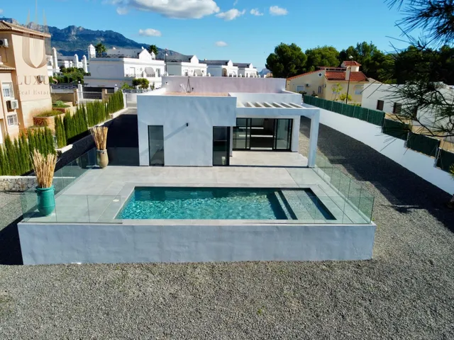 Villa en una sola planta con privacidad y bonitas vistas — 2