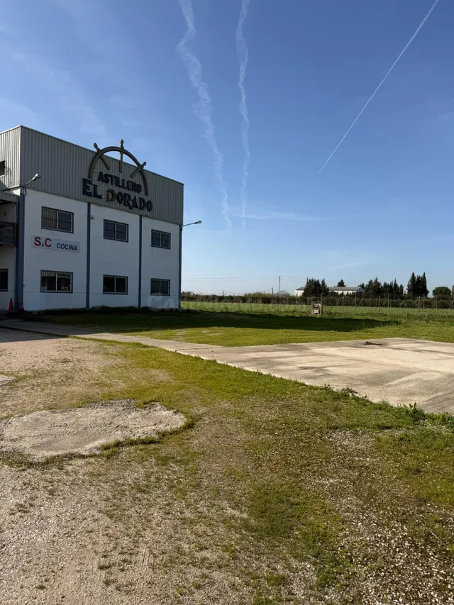 Espectacular Nave Industrial de 1.268 m2 con Vivienda y Gran - foto 3