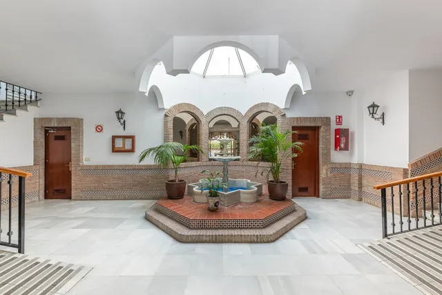 Piso familiar de 4 dormitorios con dos terrazas y piscina en el centro de Fuengirola — 28