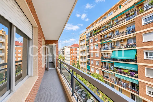 Piso con gran potencial de reforma en ruzafa – 4 habitaciones y 2 balcones — 40