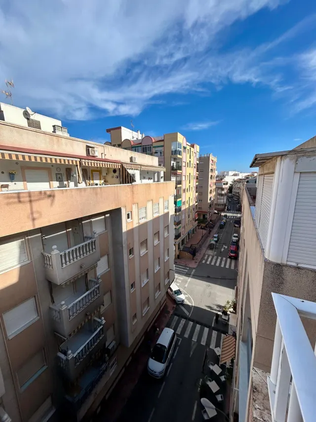 ¡Oportunidad Única! Ático para Reformar en el Centro de Torrevieja con Vistas Despejadas. — 15