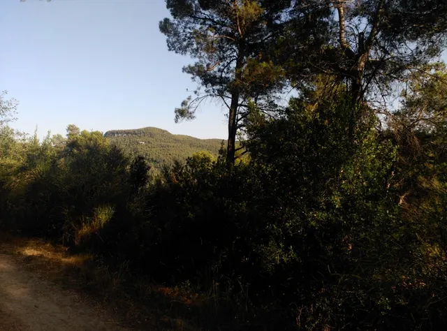Espectacular terreno que da a dos calles, en Corbera de Llobregat, cerca Hotel Can Fisa. — 37