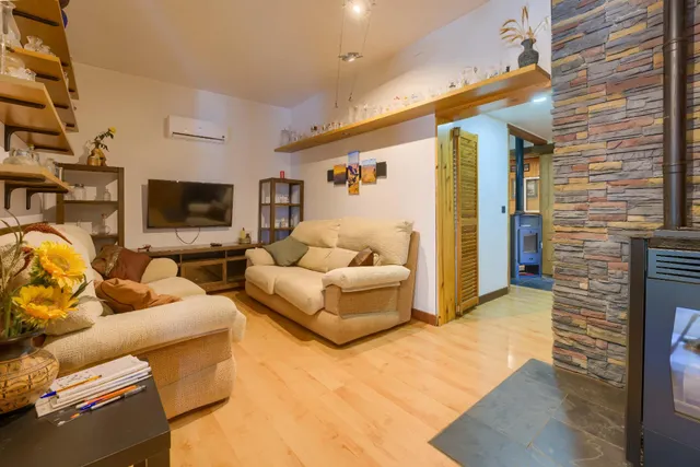 Chalet independiente de una planta con apartamento, piscina y parcela urbana de 2.800 m2 — 19