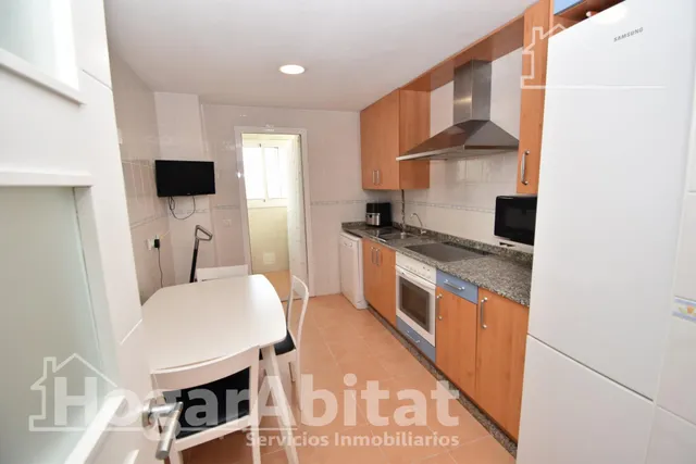 Luz, amplitud y confort familiar en este exclusivo piso esquinero en residencial con piscina, garaje y trastero — 11