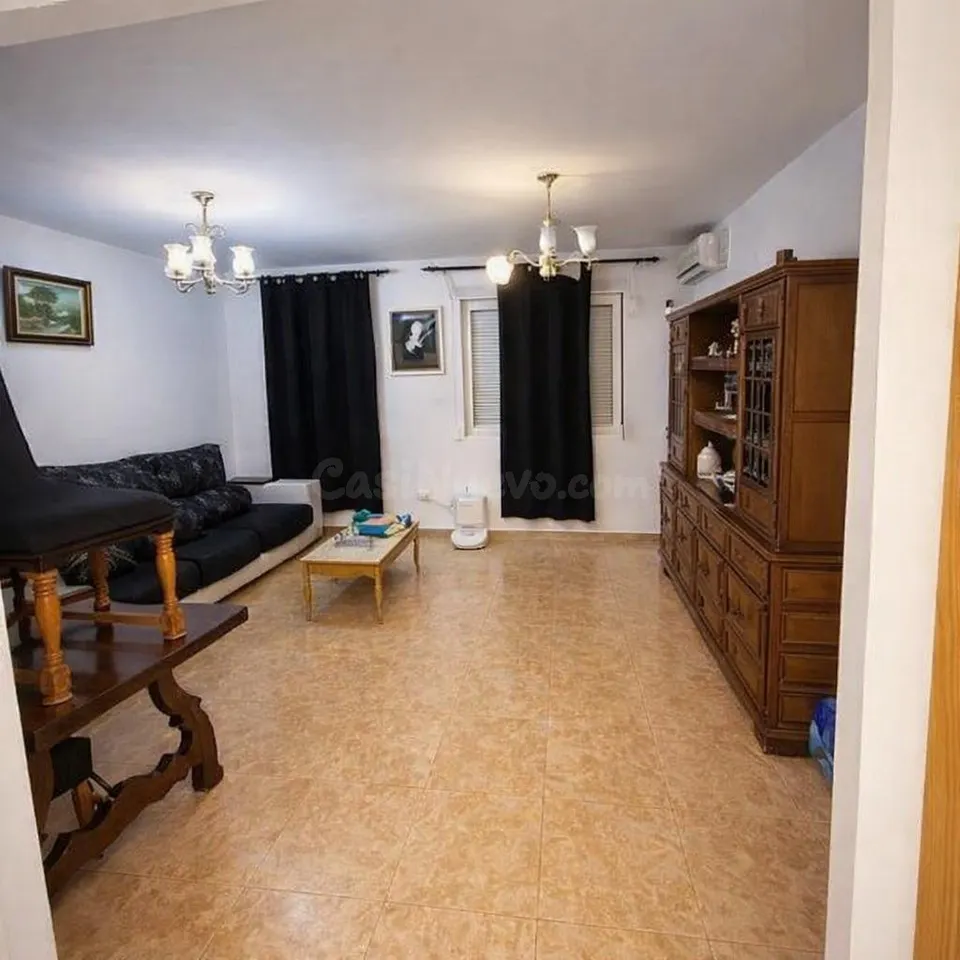 Planta baja reformada con patio-terraza – Carolinas Bajas