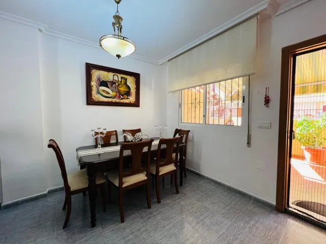 Chalet adosado de 3 dormitorios con terraza y piscina comunitaria en Playa Flamenca — 26