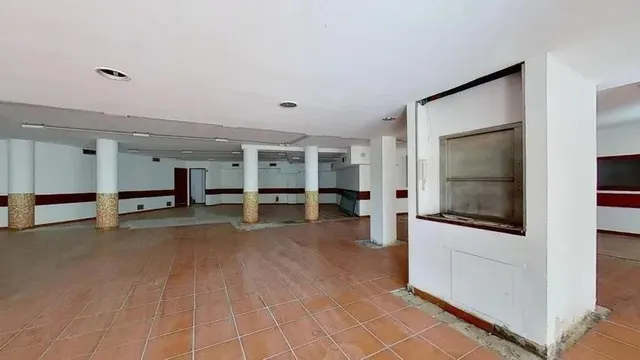 LOCAL EN VENTA EN EL PRAT DE LLOBREGAT (Barcelona). — 35