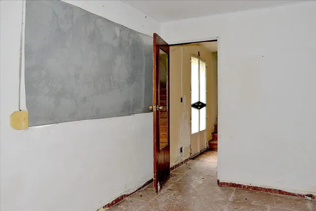 ¡GRAN CASA ADOSADA DE 351 M2 CON ENORME POTENCIAL EN ALGECIRAS! — 8