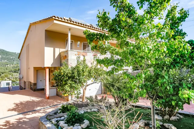 CASA ADOSADA CON PISCINA PRIVADA EN CANYELLES URBANIZACION L
