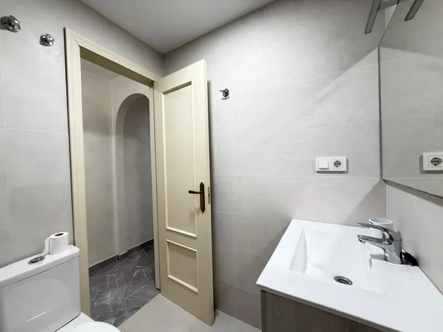 Apartamento reformado con vistas al mar con garaje incluido. 2 dorm. 1 baño. con superficie de 65 m2. playa a 100 metros. — 11