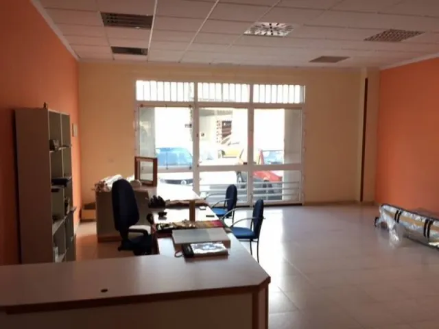 Edificio con 5 apartamentos, 2 locales  comercial y garaje  en Valle san Lorenzo. — 12