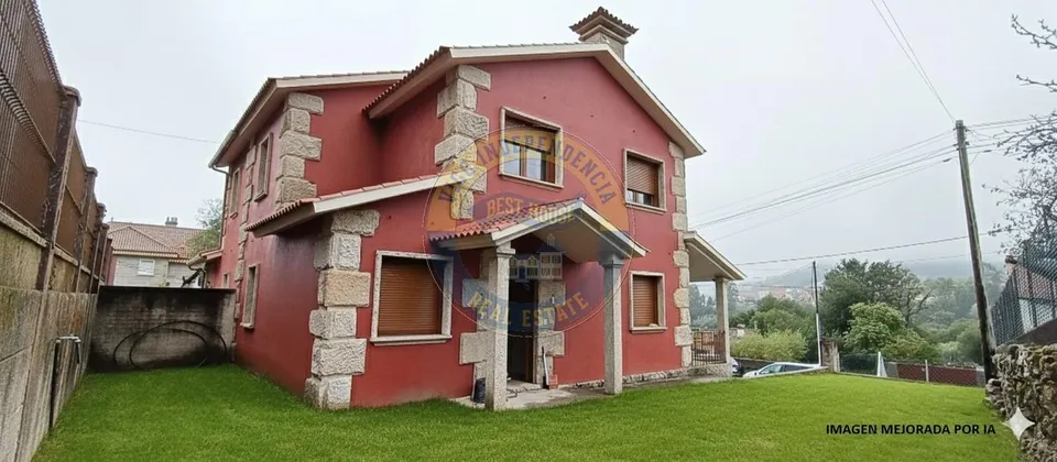¡EXCLUSIVA! Encantadora casa PAREADA en Moaña con vistas al mar y la montaña.