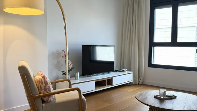 Apartamento de lujo a pasos de la playa con vistas al mar y pisicna comunitaria con  parking y trastero — 14