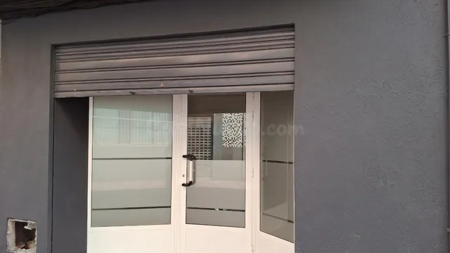 Bajo comercial en alquiler de 96 m2 situado muy cercano a la - foto 2