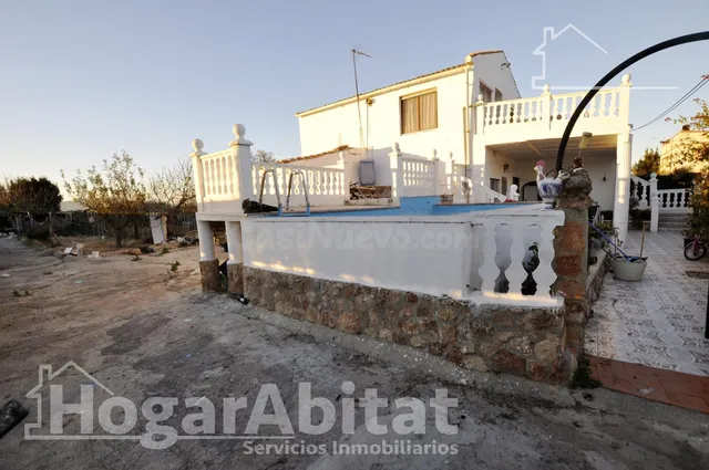 CASA CON GRAN TERRENO, PISCINA Y GARAJE CERCA DE LA PLAYA - foto 4
