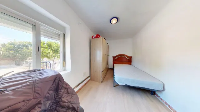 CASA UNIFAMILIAR de 170m2 útiles sobre parcela de 265m2. Distribuido en sótano con bodega, salón, cocina, dos baños, cuatro habitaciones y buhardilla diáfana — 20