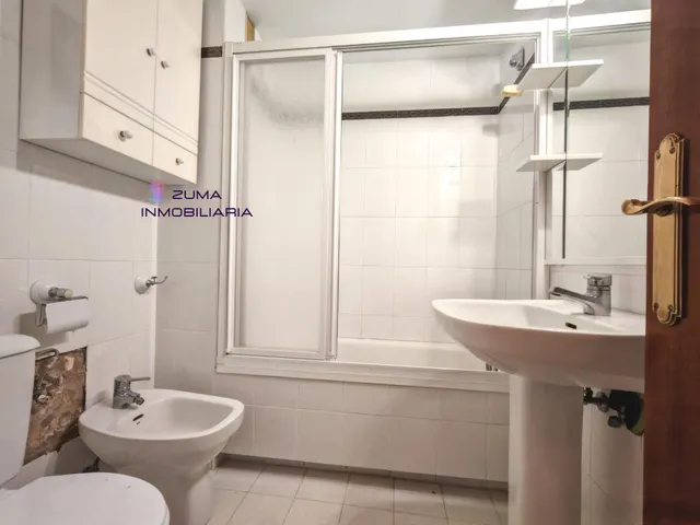 Amplio y Luminoso Piso en Carlos de Haya, Málaga. — 26