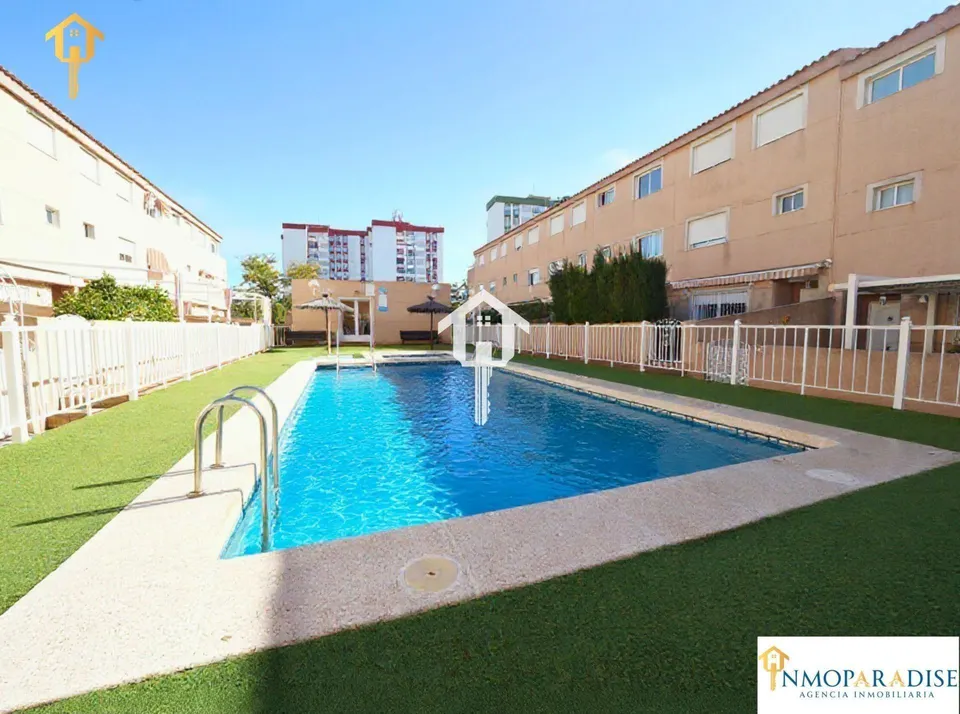 Chalet adosado con buhardilla en ciudad jardín de Alicante: garaje para 4 vehículos, terraza de 30m2 y piscina