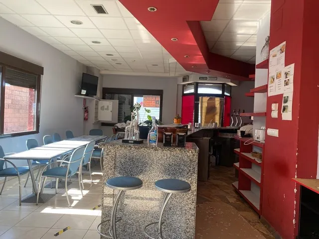 Se alquila local — 3