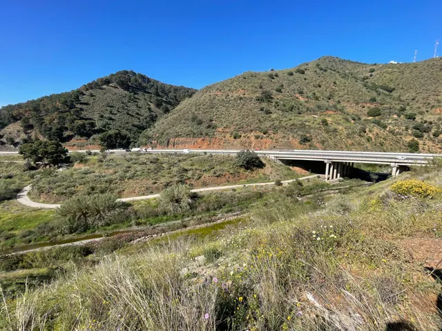 Se vende parcela rústica en los Montes de Málaga, junto a la carretera — 13