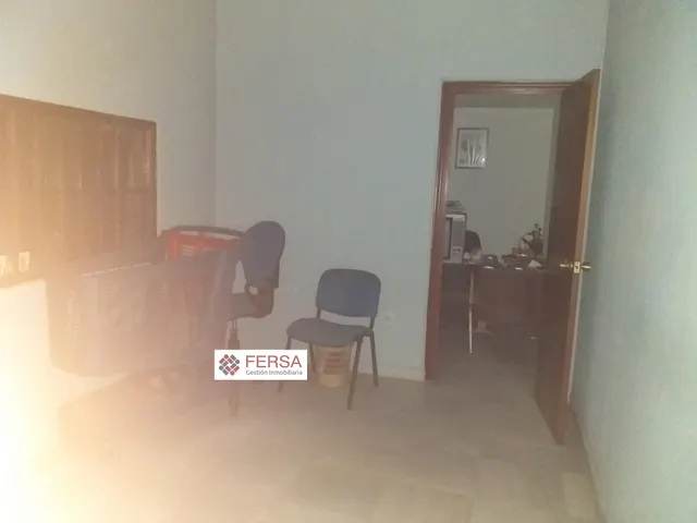 SE VENDEN TRES LOCALES COMERCIALES EN PLENO CENTRO. — 36