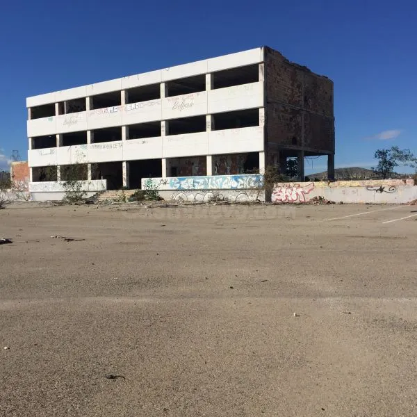 Parcela de terreno asfaltada con construcción, vista desde c - foto 4