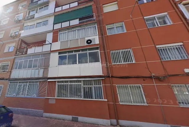 Se vende piso OKUPADO en Calle Marqués de Mondéjar 4 de Alca