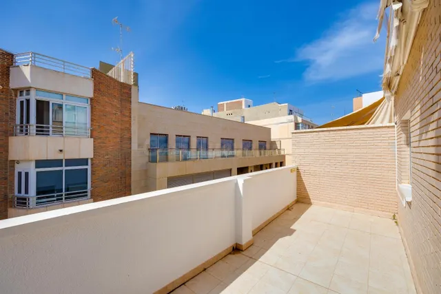 Exclusivo ático de 3 dormitorios en el centro de Torrevieja — 4