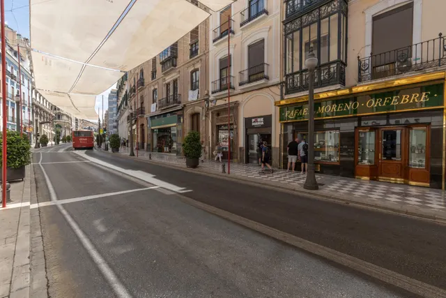 Se alquila local en una ubicación privilegiada en el corazón de Granada — 23