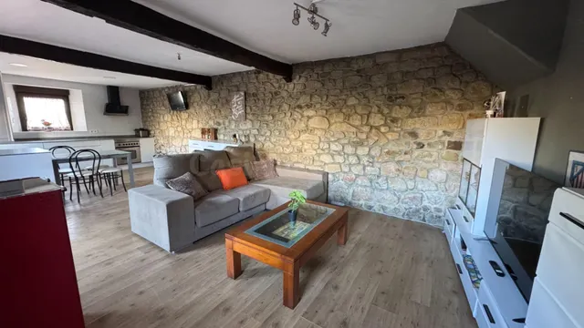 Casa de pueblo pareada reformada con patio de 50 m2 y anexo de 76 m2 en Bolmir (a 5 min de Reinosa) — 2