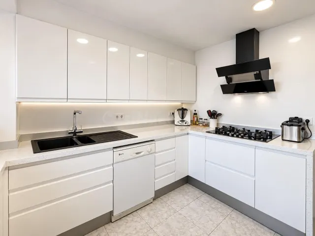 Amplio piso de 3 habitaciones con balcón y vistas despejadas - foto 5