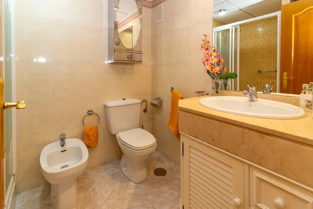 PISO EN CASCO ANTIGUO DE TRES DORMITORIOS, DOS BAÑOS,GARAJE Y TRASTERO. — 9