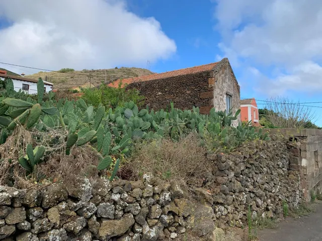 Casa con terreno y muchas posibilidades en El Hoyo del Barrio, El Hierro — 2