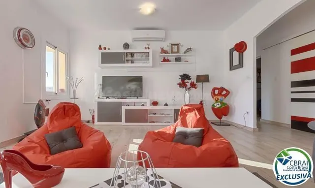 Modernidad en el Corazón de Roses: Tu Hogar a un Paso del Ma - foto 4