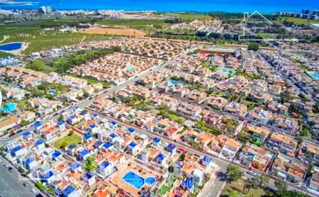 Espacio exterior, luz y privacidad en este adosado reformado en esquina con gran terraza y piscina comunitaria — 45