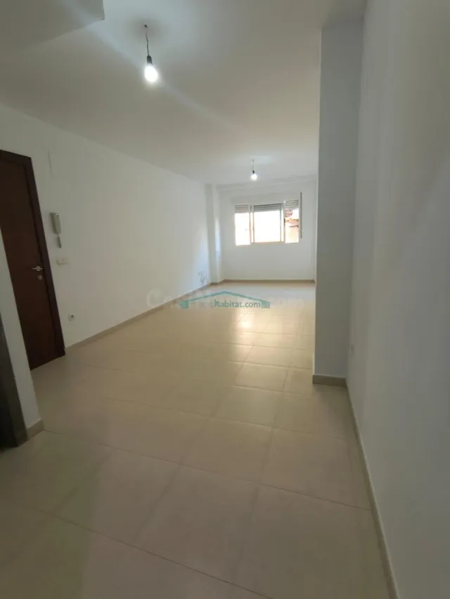 Piso recién reformado a solo 150 metros de la playa de Puert - foto 3