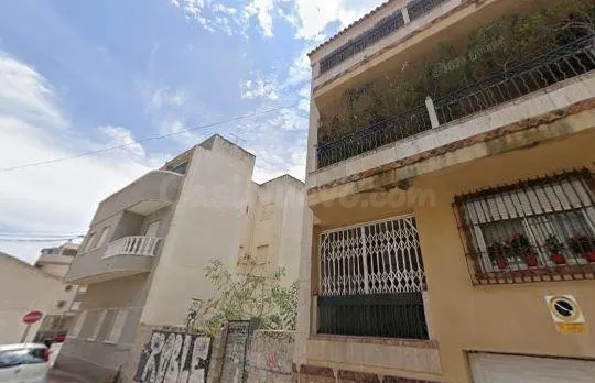 SE VENDE piso OKUPA en C POLA DE SIERO 27 de Torrevieja — 2