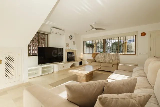 Villa 4 habitaciones 245m² en alquiler - Gamarra