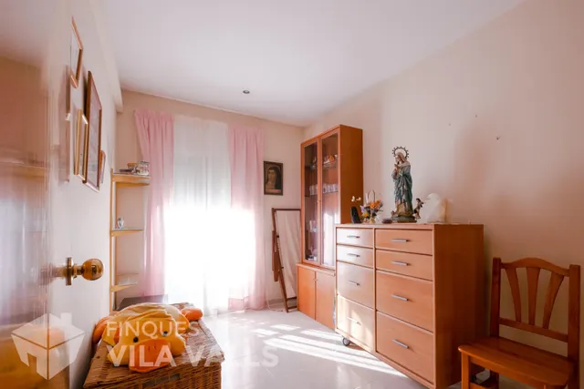 Casa adosada de tres plantas con jardín, terrazas y espacio tipo loft en garaje — 22