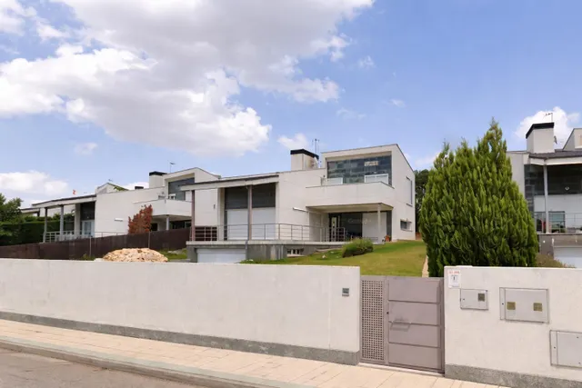 Urbis te ofrece un chalet en venta en Urbanización Santa Bár