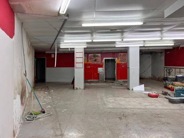 Gran local comercial en Av. Estanislao Figueres a 50 metros de Rambla Nova. — 6