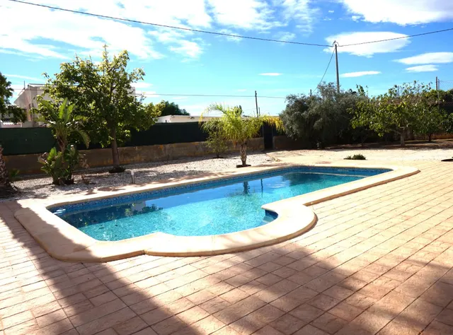 OPORTUNIDAD CHALET URBANO CON PISCINA EN LA GALIA — 2