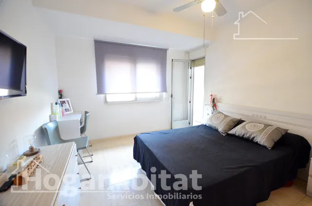 ¡En buena zona! Amplio, moderno y esquinero con gran balcón de buenas vistas — 13