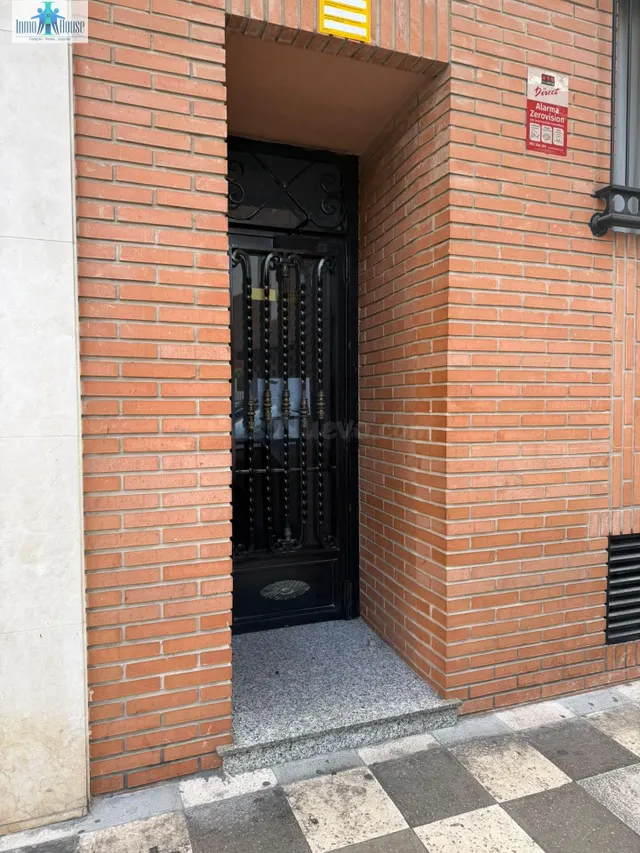 SE VENDE PLAZA DE GARAJE  SEMICENTRO / ZONA CARRETAS — 4